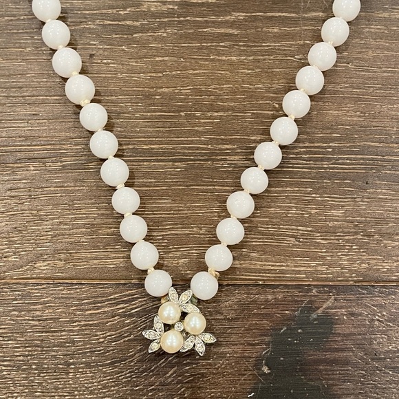 Jewelry - Elegant White Pearl Necklace